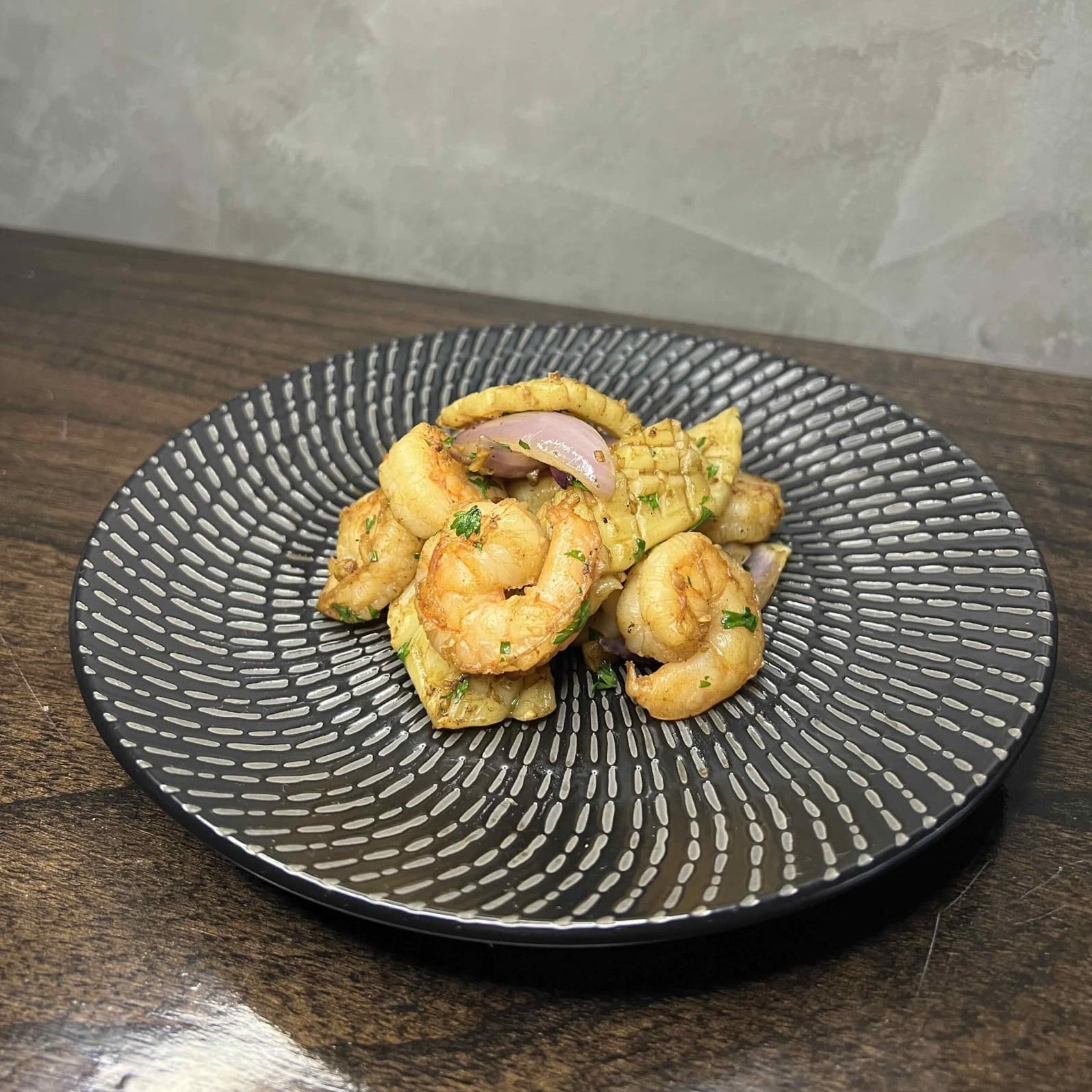 Camarones Y Calamar Al Ajillo